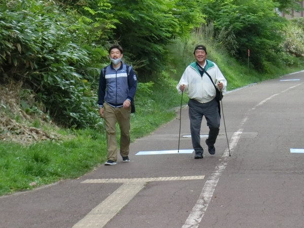 校長先生も歩いています。