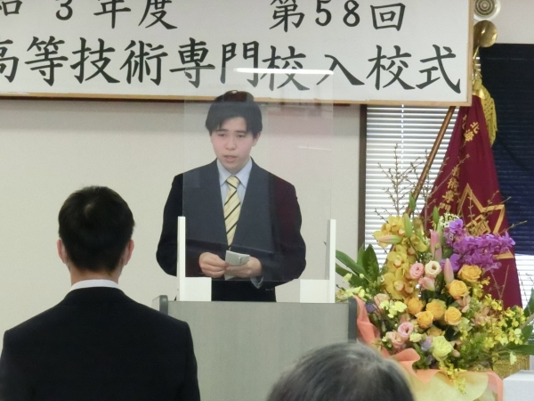 歓迎の言葉を述べる、２年生の中澤くん