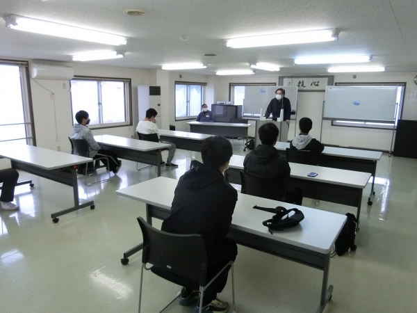 学校に集まり出発式