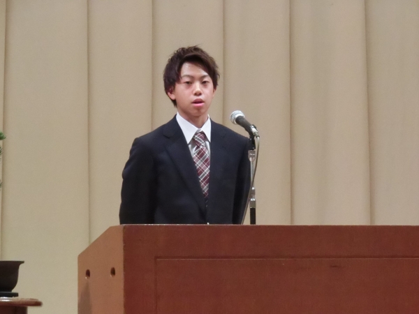 発表する２年生、柳原君