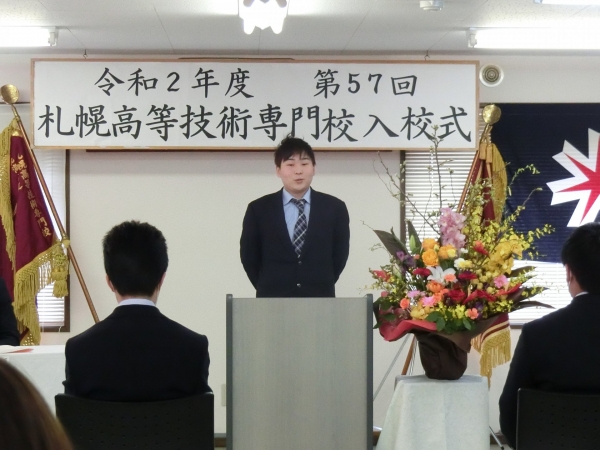 歓迎の言葉を述べる、２年生の木村くん